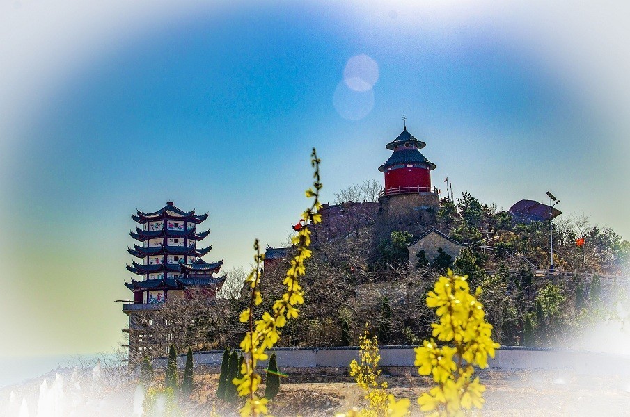 世界莲花藏  行人香火缘  灯王照不尽  中夜寂相传  鳌山卫东金山庙