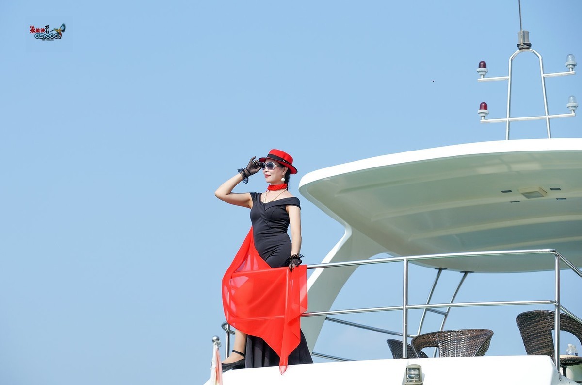 游艇上的美女文文