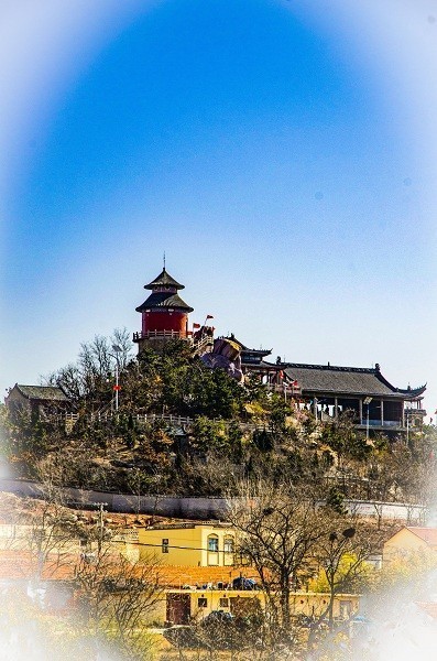 世界莲花藏  行人香火缘  灯王照不尽  中夜寂相传  鳌山卫东金山庙