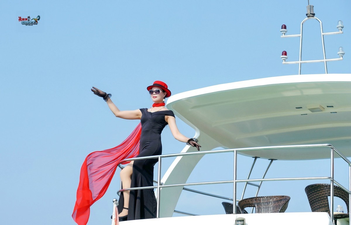 游艇上的美女文文