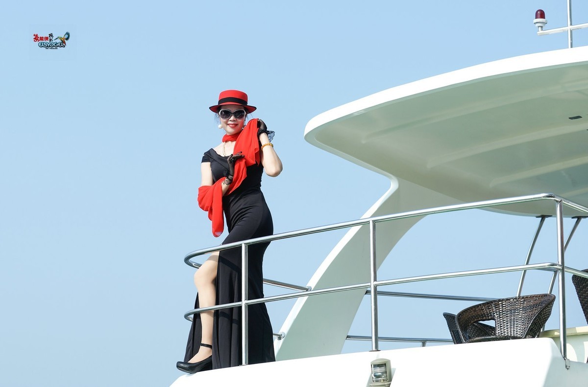游艇上的美女文文