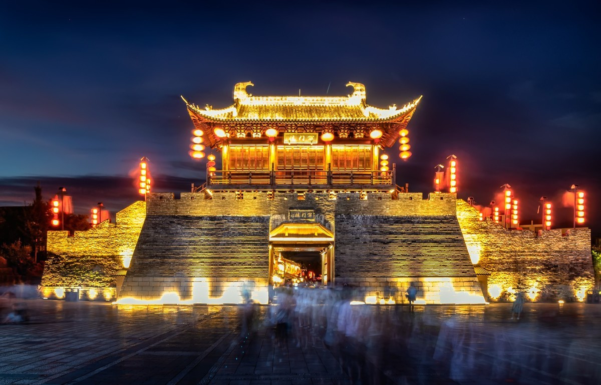 古城军门楼夜景
