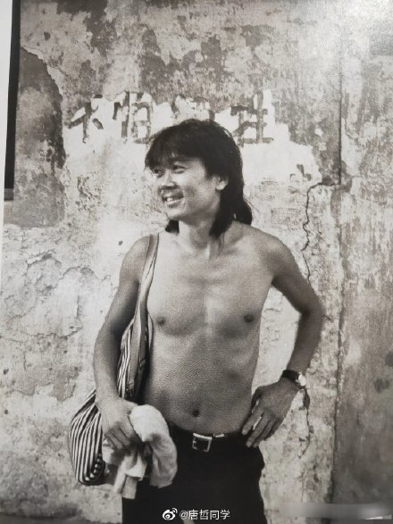 1986年，北京。上世纪，光着膀子“青春而不羁”的“网红”崔健同学在遛胡同