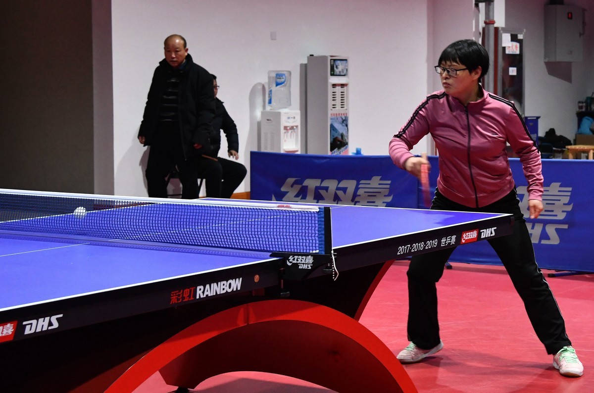 A档习拍打乒乓球