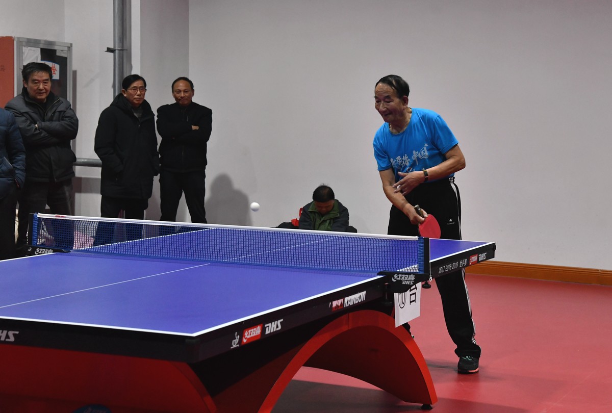 A档习拍打乒乓球