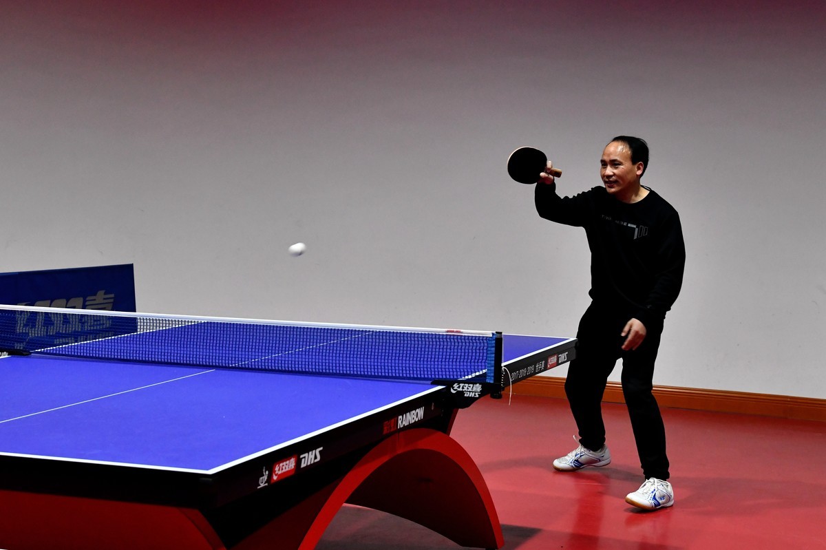 A档习拍打乒乓球