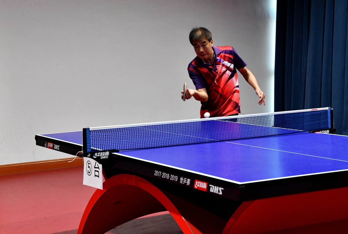 A档习拍打乒乓球