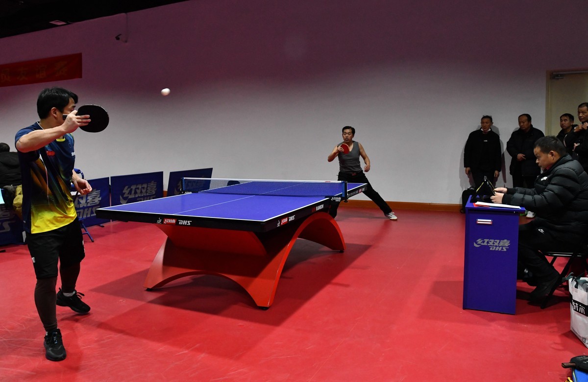 A档习拍打乒乓球