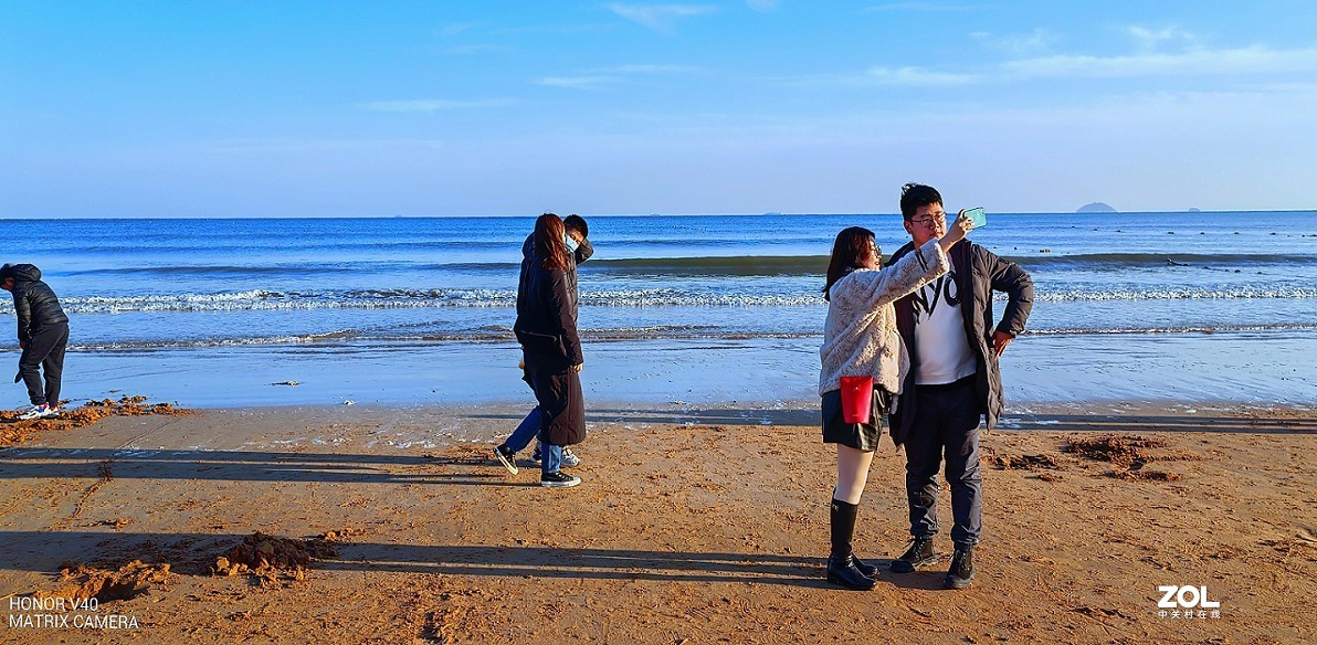 新上市的荣耀V40的试机片，色彩不鲜艳全靠后期加饱和度，为什么不设计的鲜艳点呢？