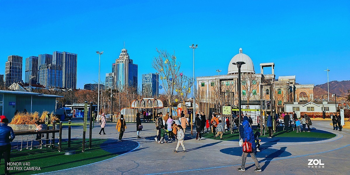 新上市的荣耀V40的试机片，色彩不鲜艳全靠后期加饱和度，为什么不设计的鲜艳点呢？