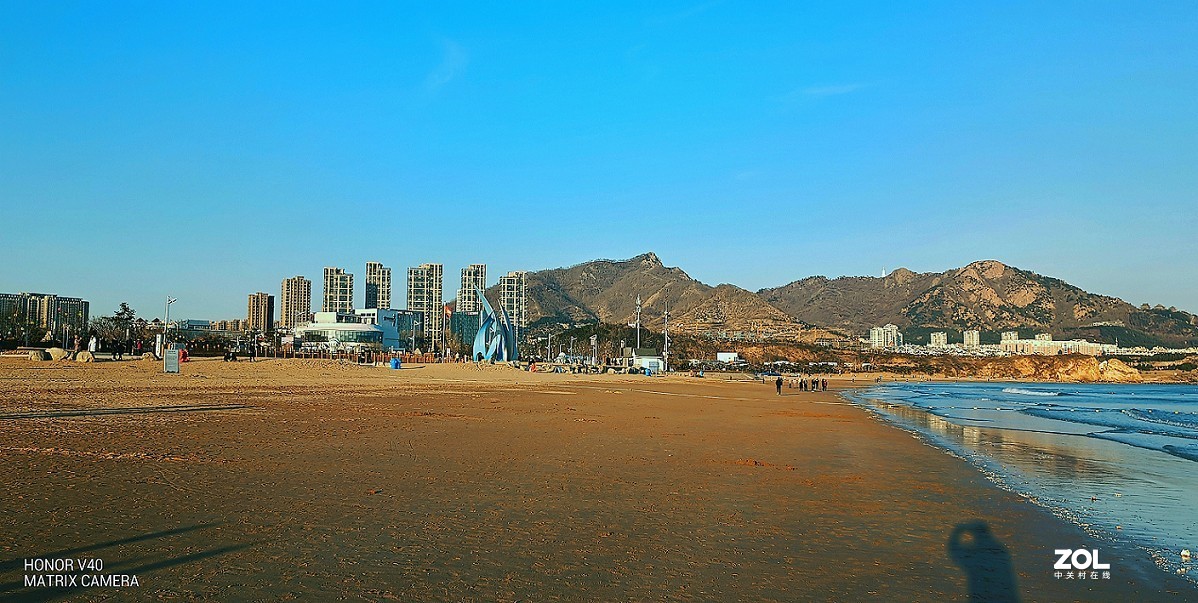 新上市的荣耀V40的试机片，色彩不鲜艳全靠后期加饱和度，为什么不设计的鲜艳点呢？