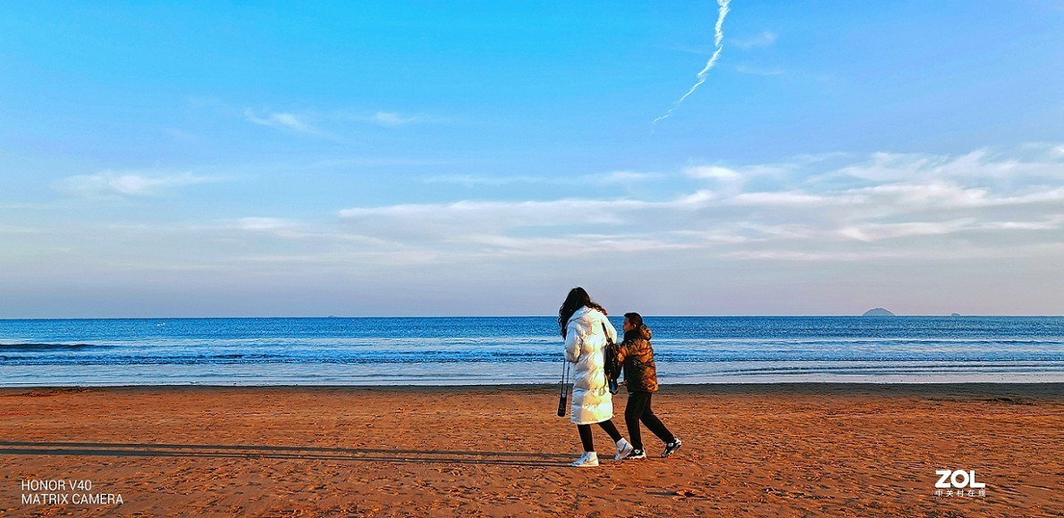 新上市的荣耀V40的试机片，色彩不鲜艳全靠后期加饱和度，为什么不设计的鲜艳点呢？