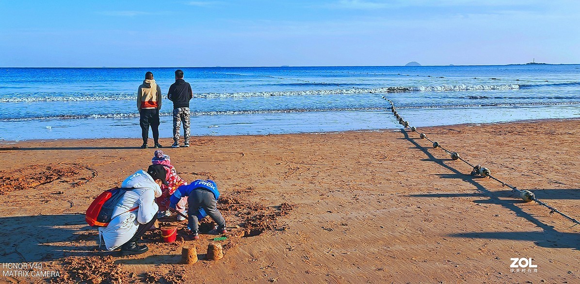 新上市的荣耀V40的试机片，色彩不鲜艳全靠后期加饱和度，为什么不设计的鲜艳点呢？