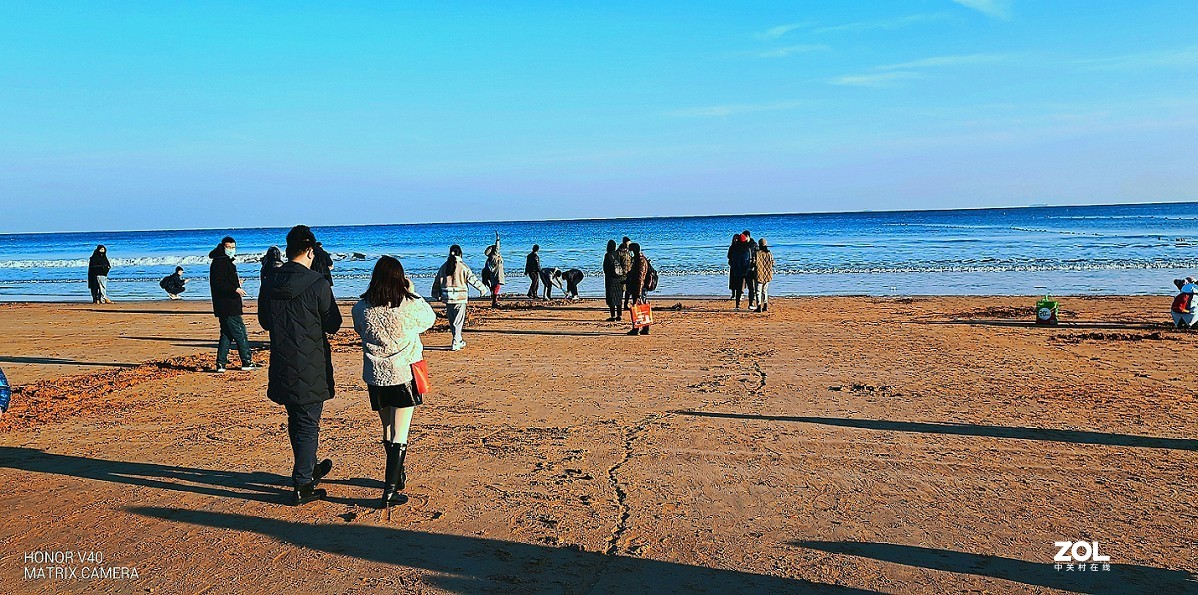 新上市的荣耀V40的试机片，色彩不鲜艳全靠后期加饱和度，为什么不设计的鲜艳点呢？