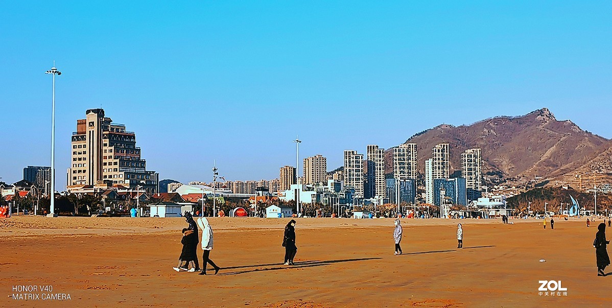 新上市的荣耀V40的试机片，色彩不鲜艳全靠后期加饱和度，为什么不设计的鲜艳点呢？