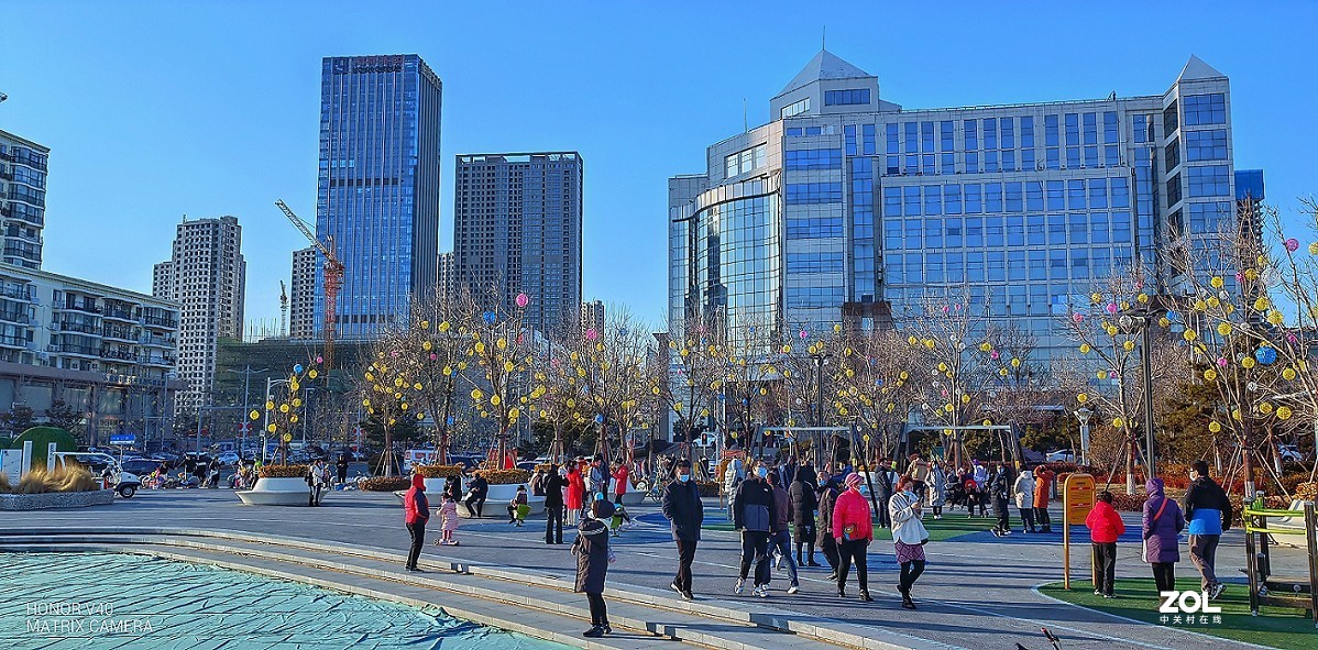 新上市的荣耀V40的试机片，色彩不鲜艳全靠后期加饱和度，为什么不设计的鲜艳点呢？