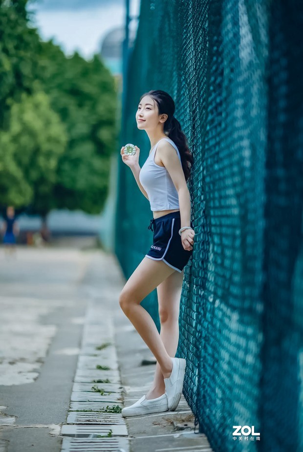 网球场上大二女生