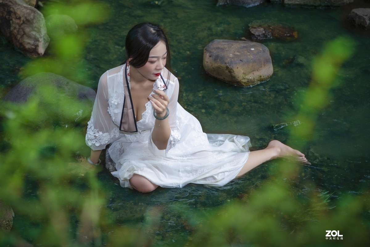 中山陵小溪流水环境人像