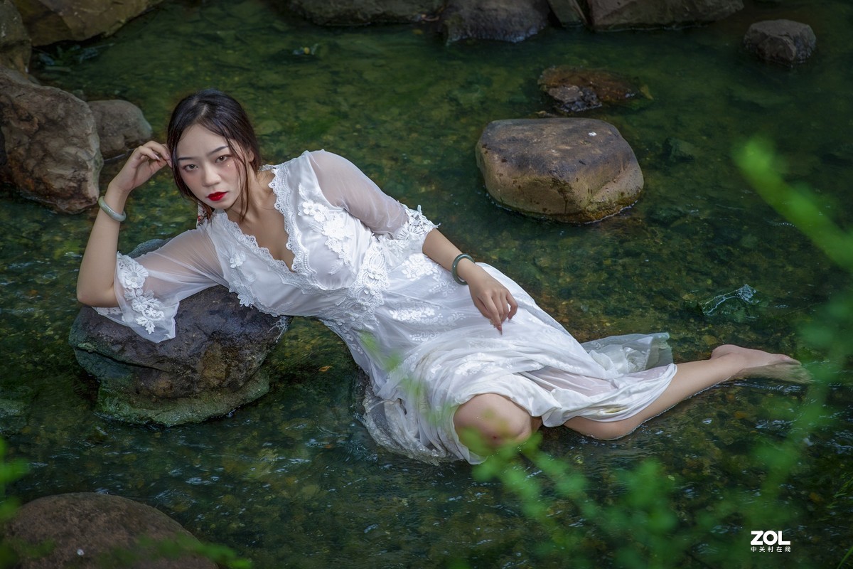 中山陵小溪流水环境人像