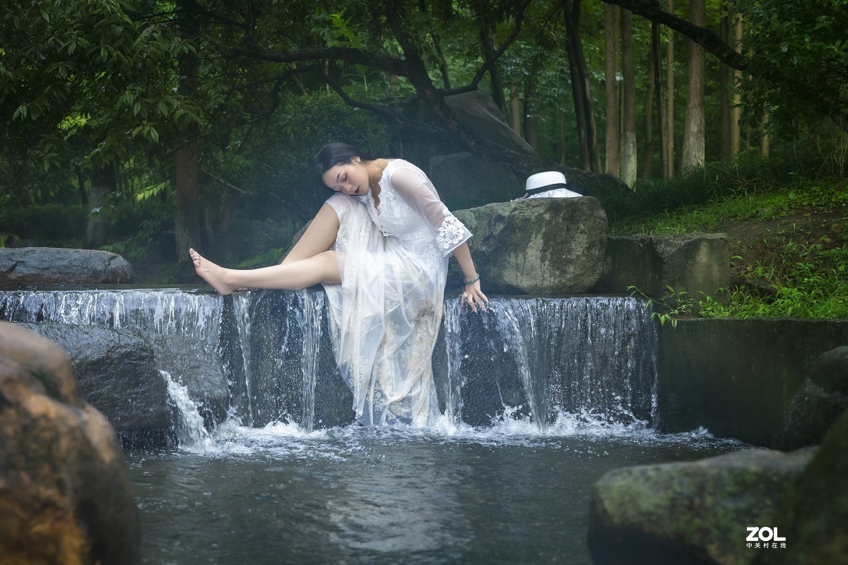 中山陵小溪流水环境人像