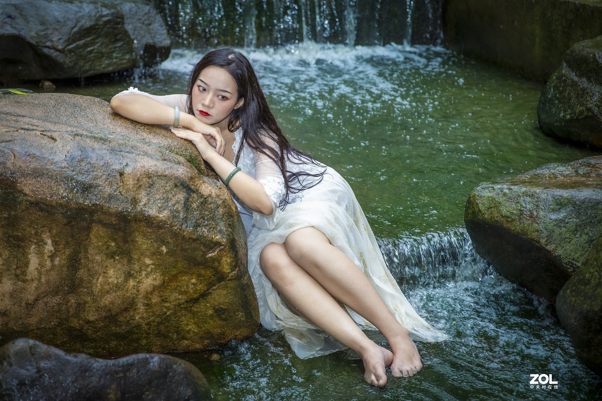 中山陵小溪流水环境人像