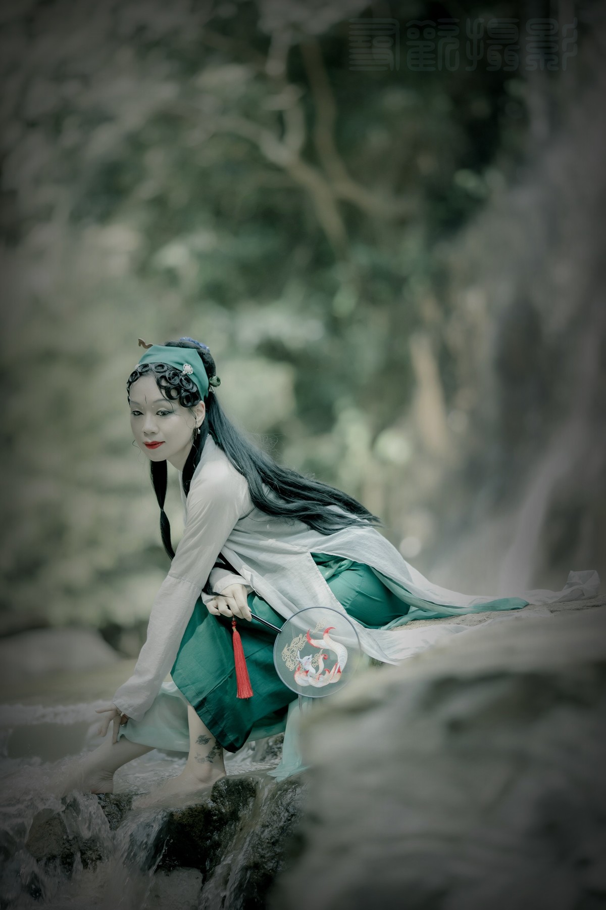 青蛇劫起---传说青蛇本是男儿身，因为喜欢白蛇……