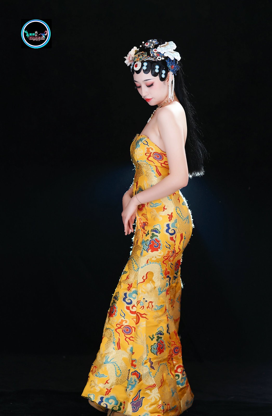 古装龙袍礼服美女晓玲