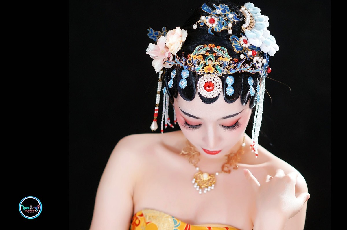 古装龙袍礼服美女晓玲