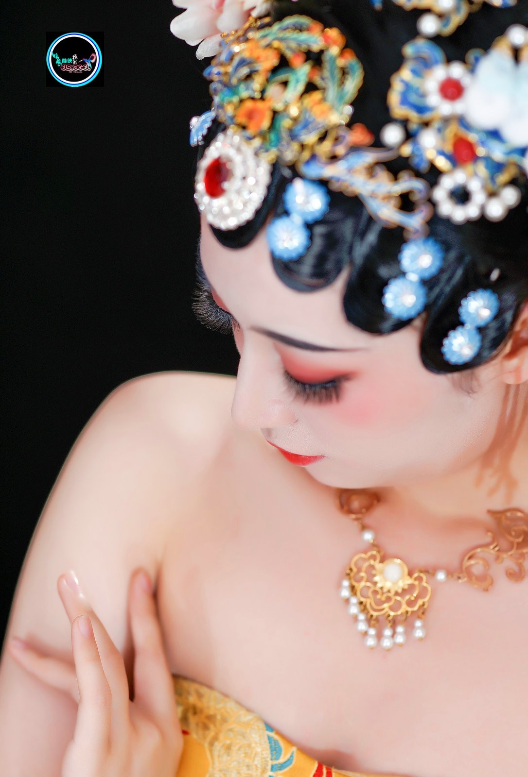 古装龙袍礼服美女晓玲