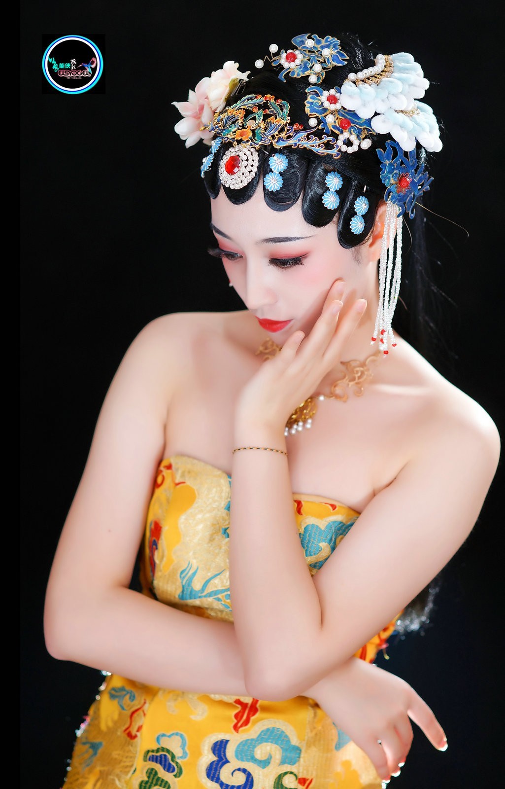 古装龙袍礼服美女晓玲