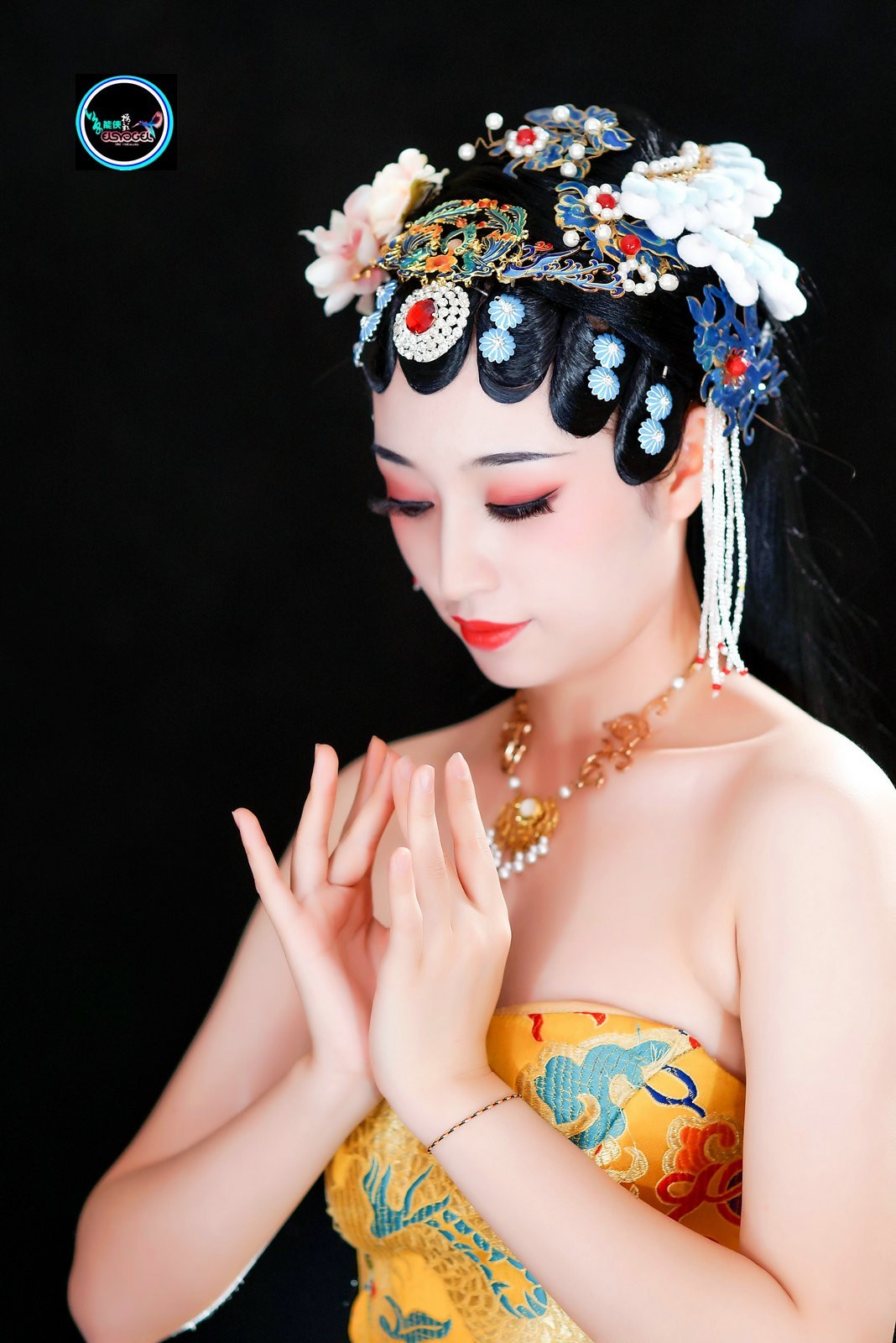 古装龙袍礼服美女晓玲