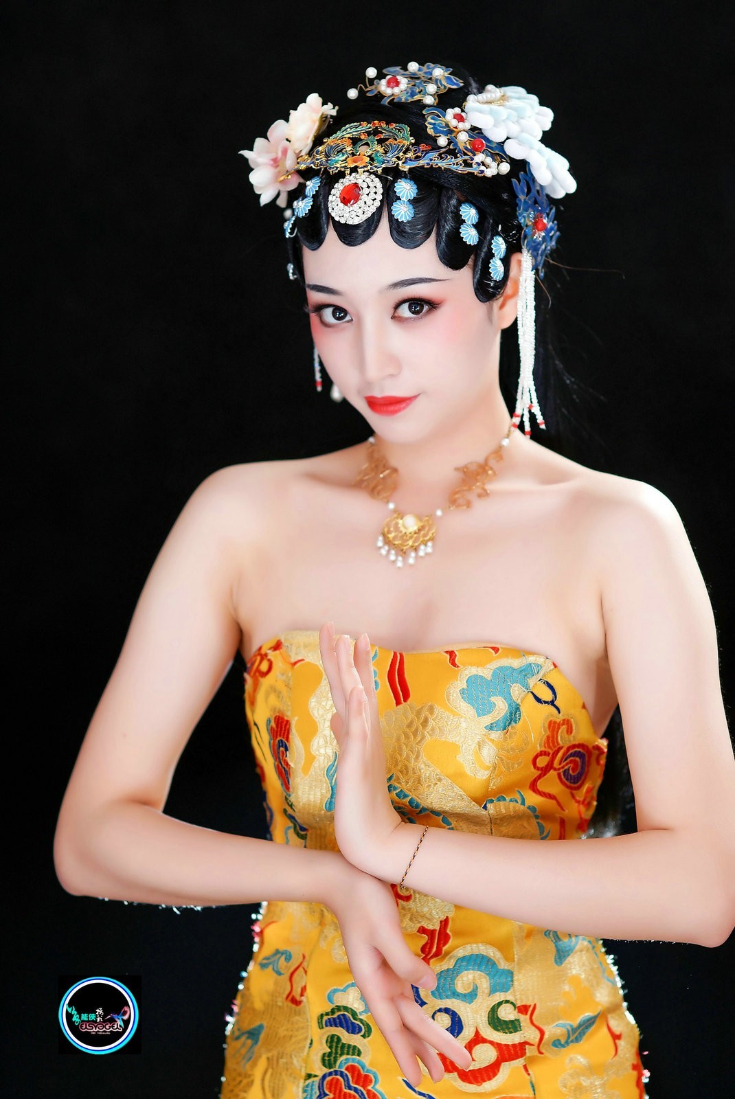 古装龙袍礼服美女晓玲