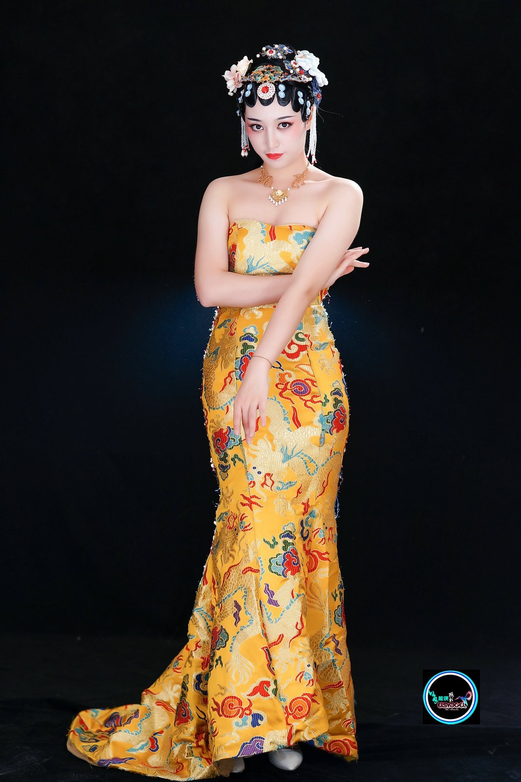 古装龙袍礼服美女晓玲