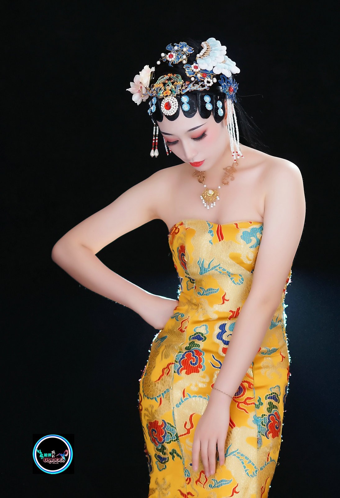 古装龙袍礼服美女晓玲