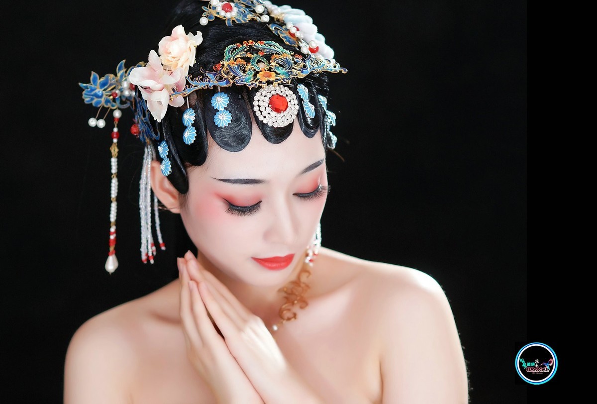 古装龙袍礼服美女晓玲