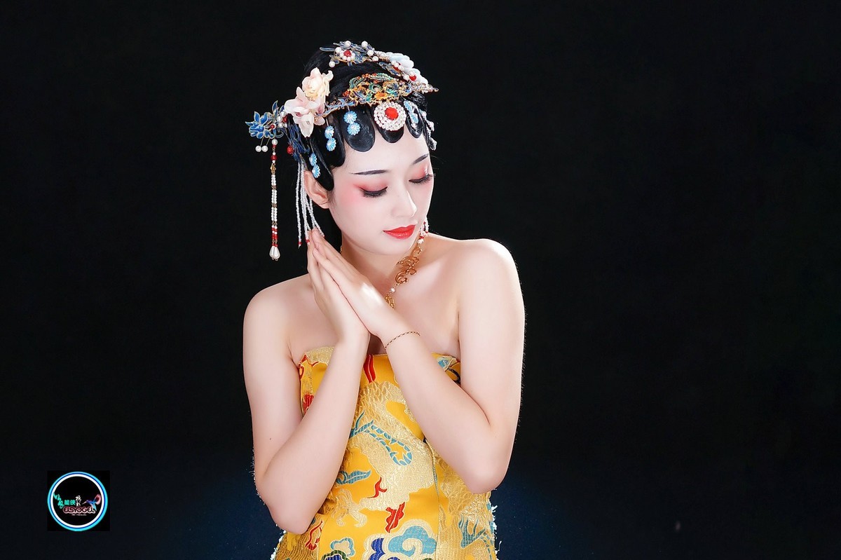 古装龙袍礼服美女晓玲