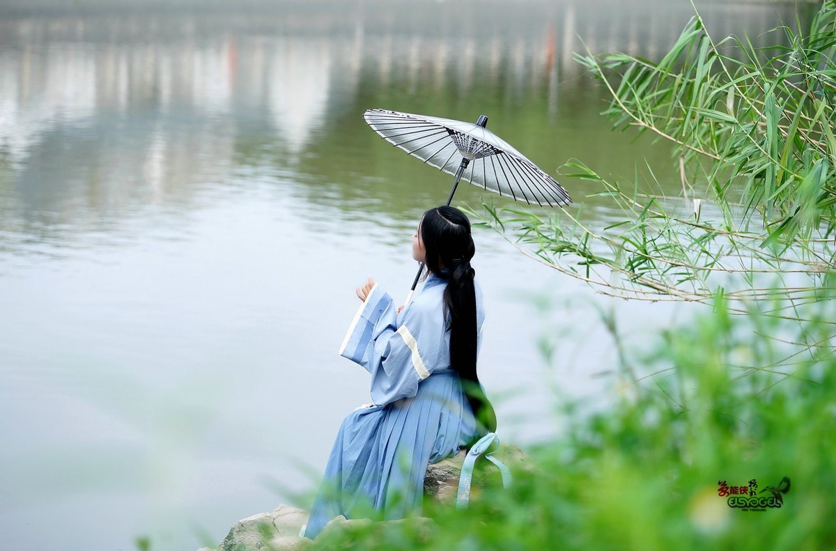 古港河边古装少女小蝴蝶