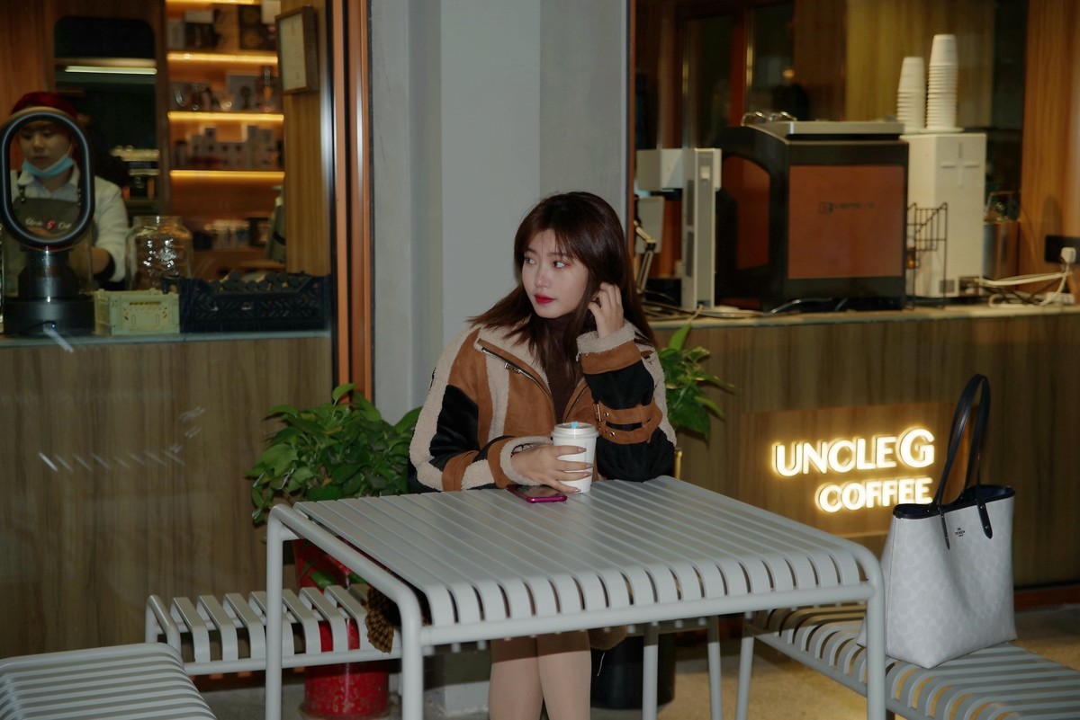 环境人像外拍---休闲的毛一女孩！