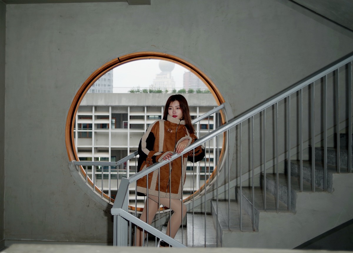 环境人像外拍---休闲的毛一女孩！