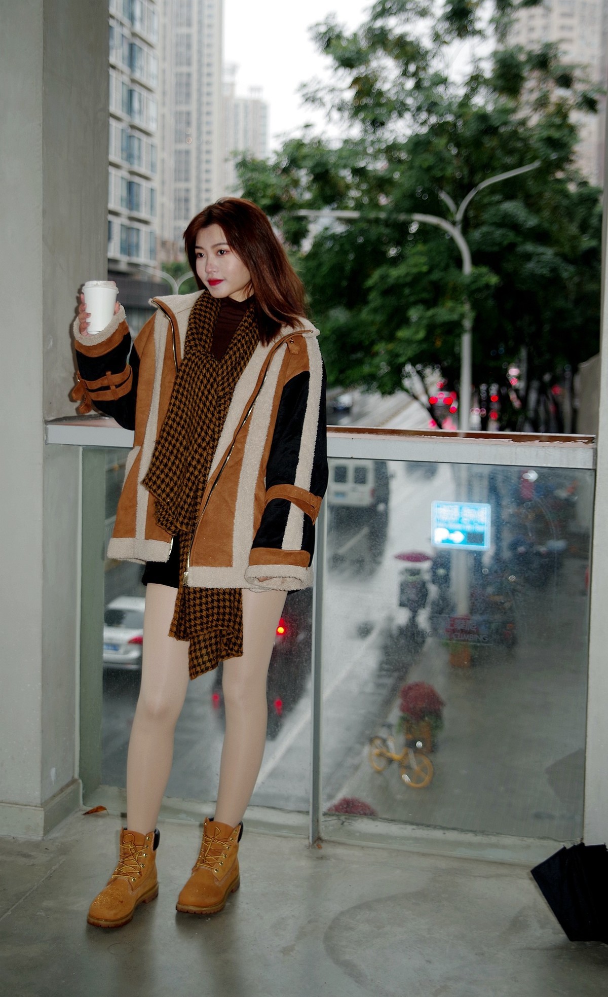 环境人像外拍---休闲的毛一女孩！