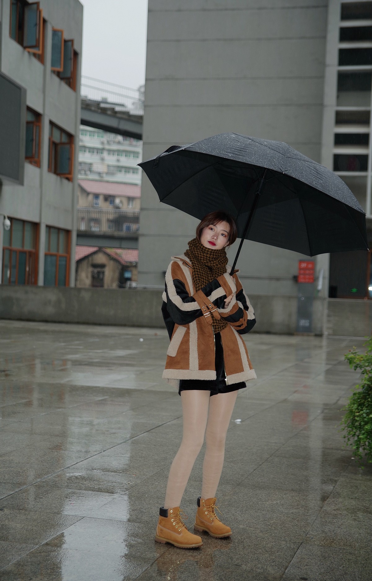 环境人像外拍---休闲的毛一女孩！