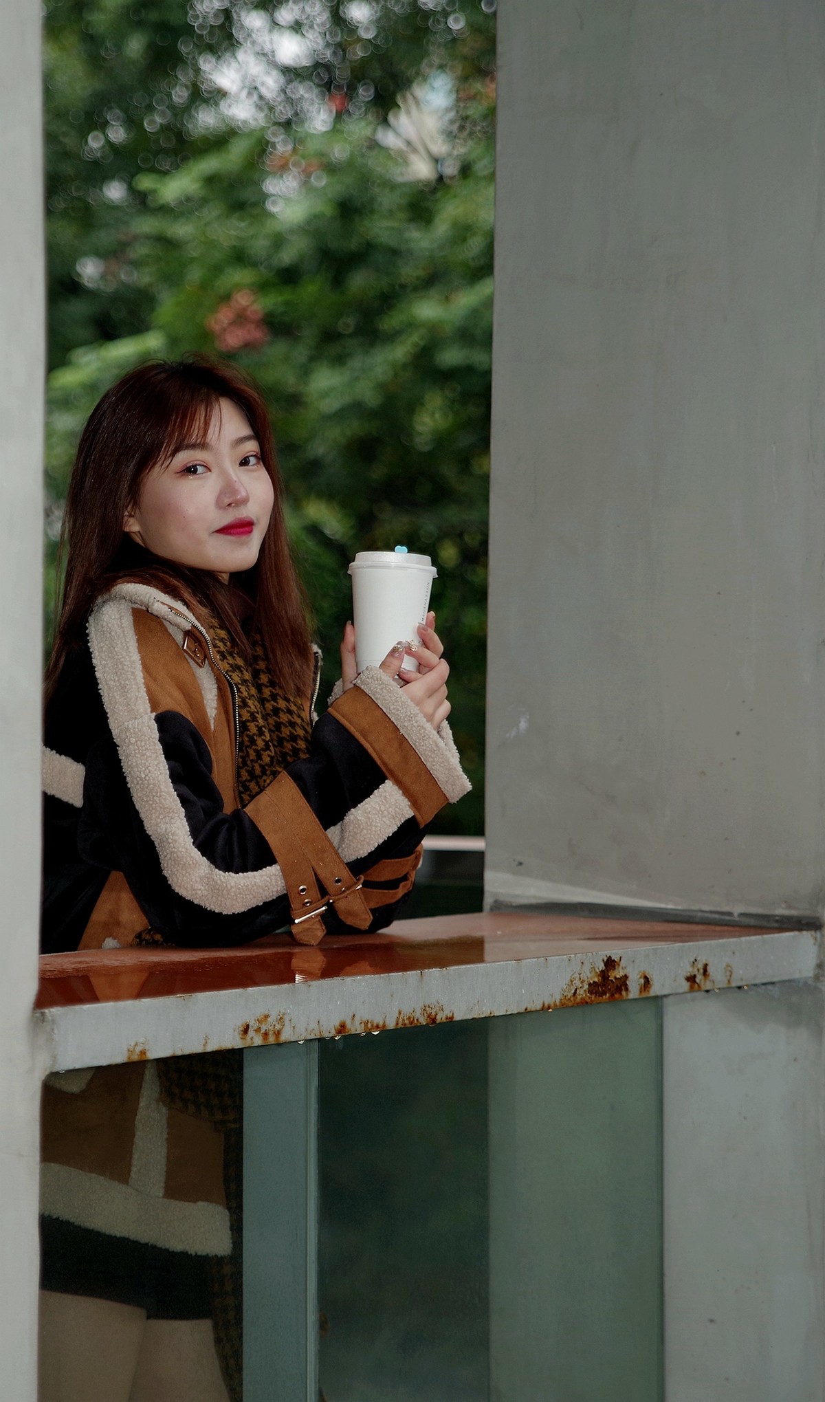 环境人像外拍---休闲的毛一女孩！