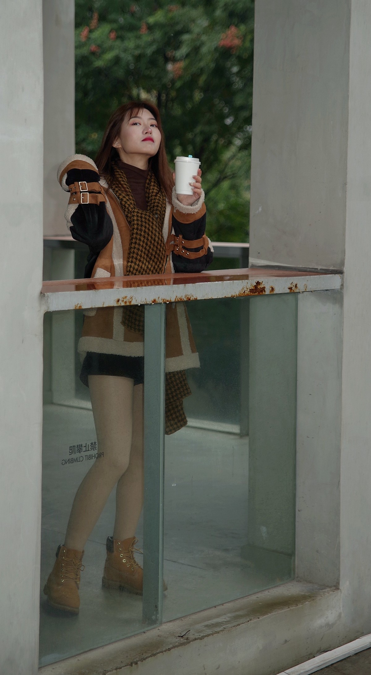 环境人像外拍---休闲的毛一女孩！