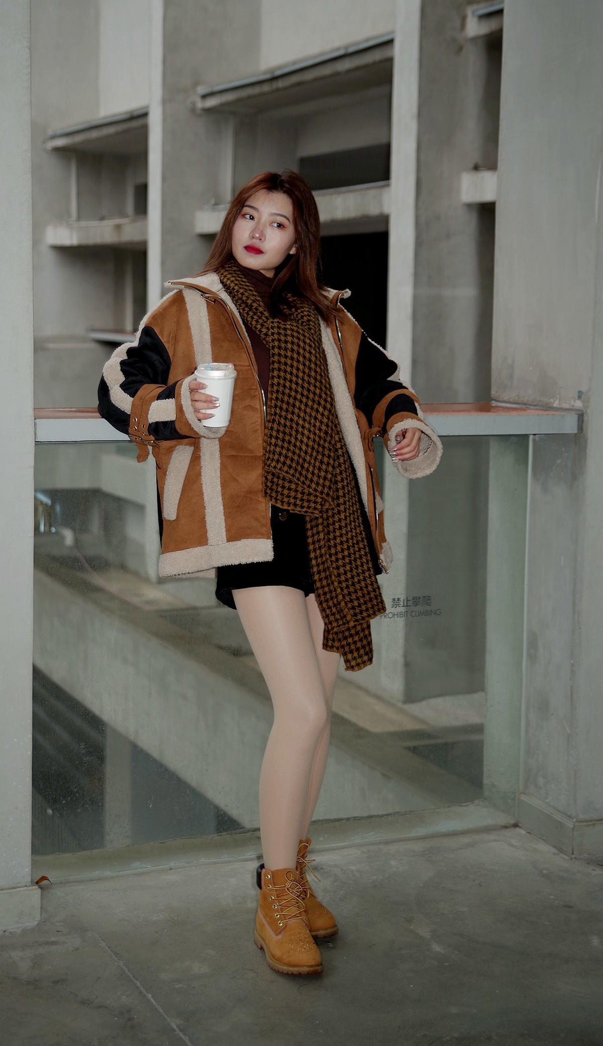 环境人像外拍---休闲的毛一女孩！