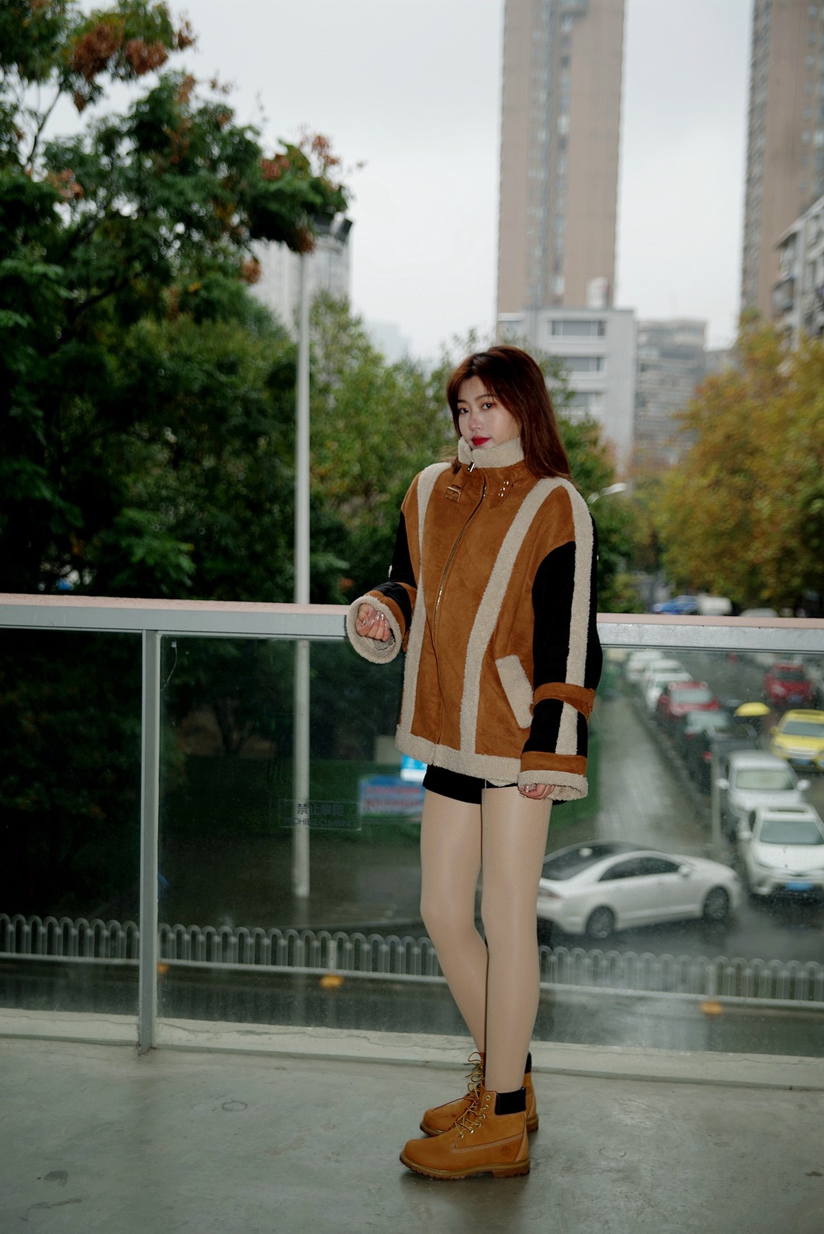 环境人像外拍---休闲的毛一女孩！