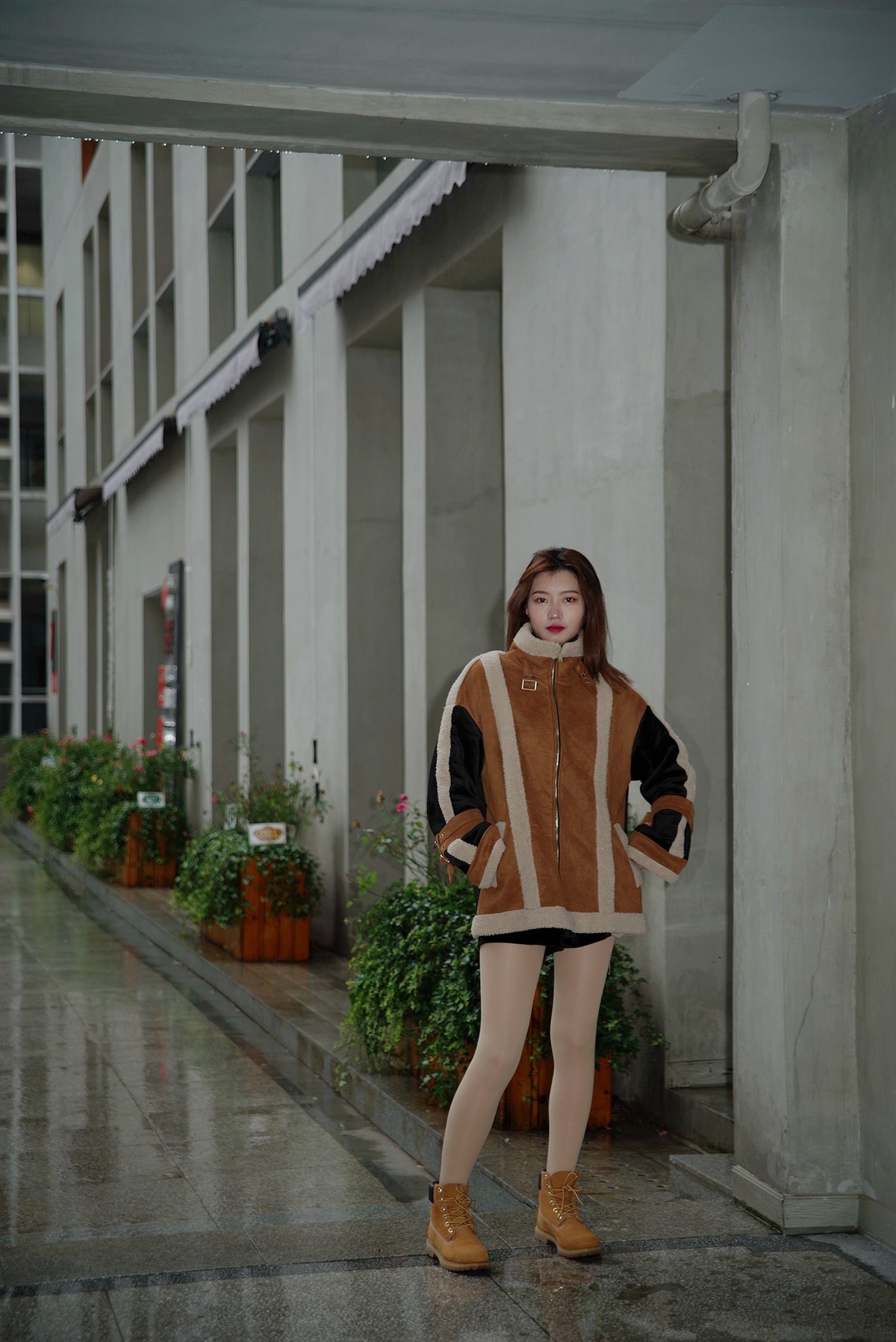 环境人像外拍---休闲的毛一女孩！