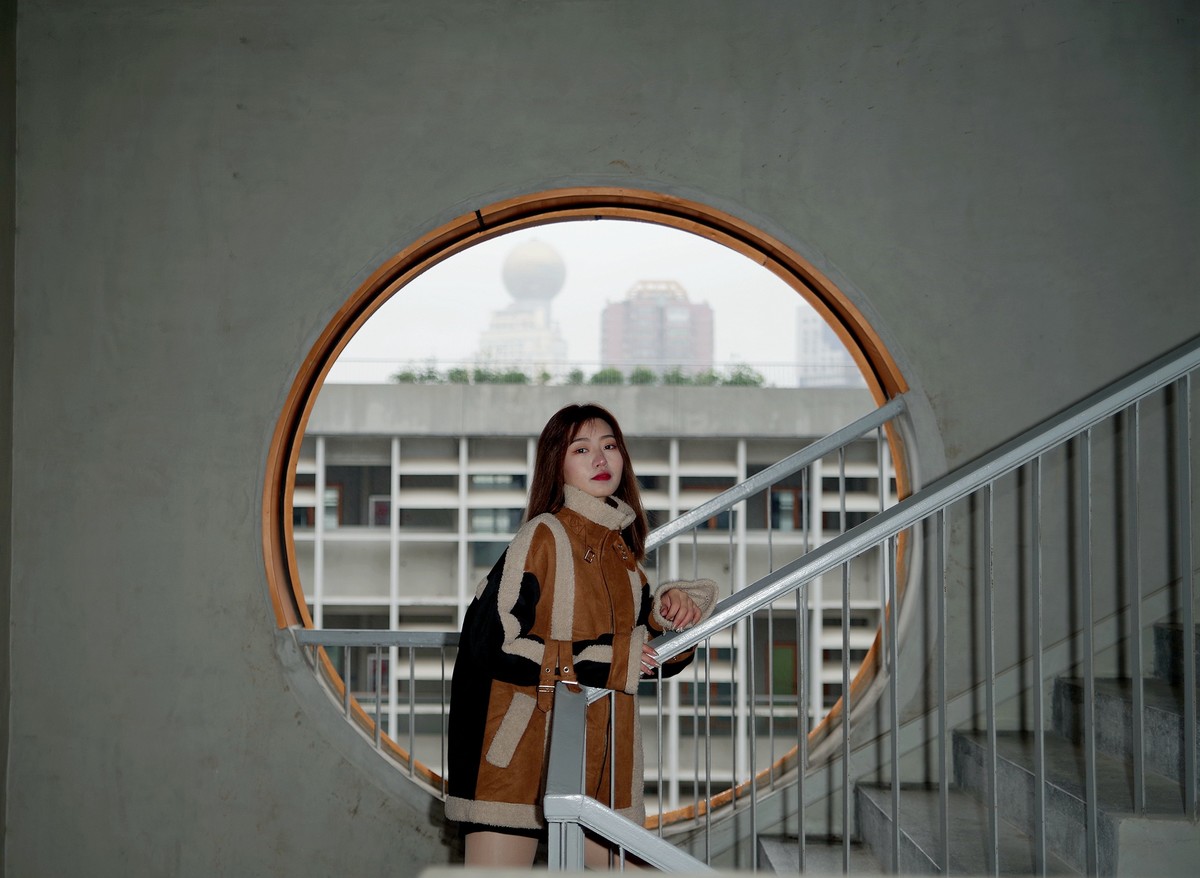 环境人像外拍---休闲的毛一女孩！