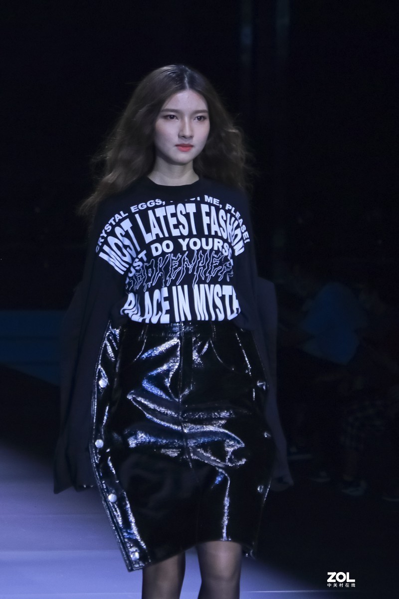 清晰度很差，与车模拍摄无法比