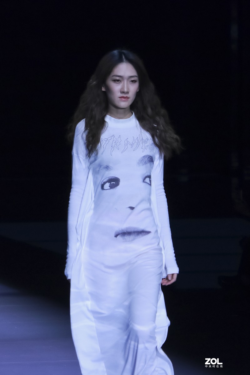 清晰度很差，与车模拍摄无法比