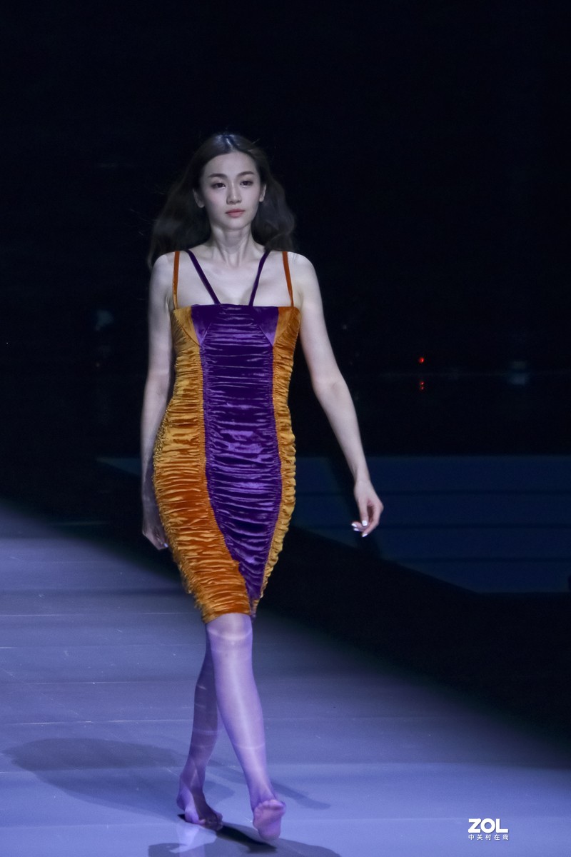 清晰度很差，与车模拍摄无法比